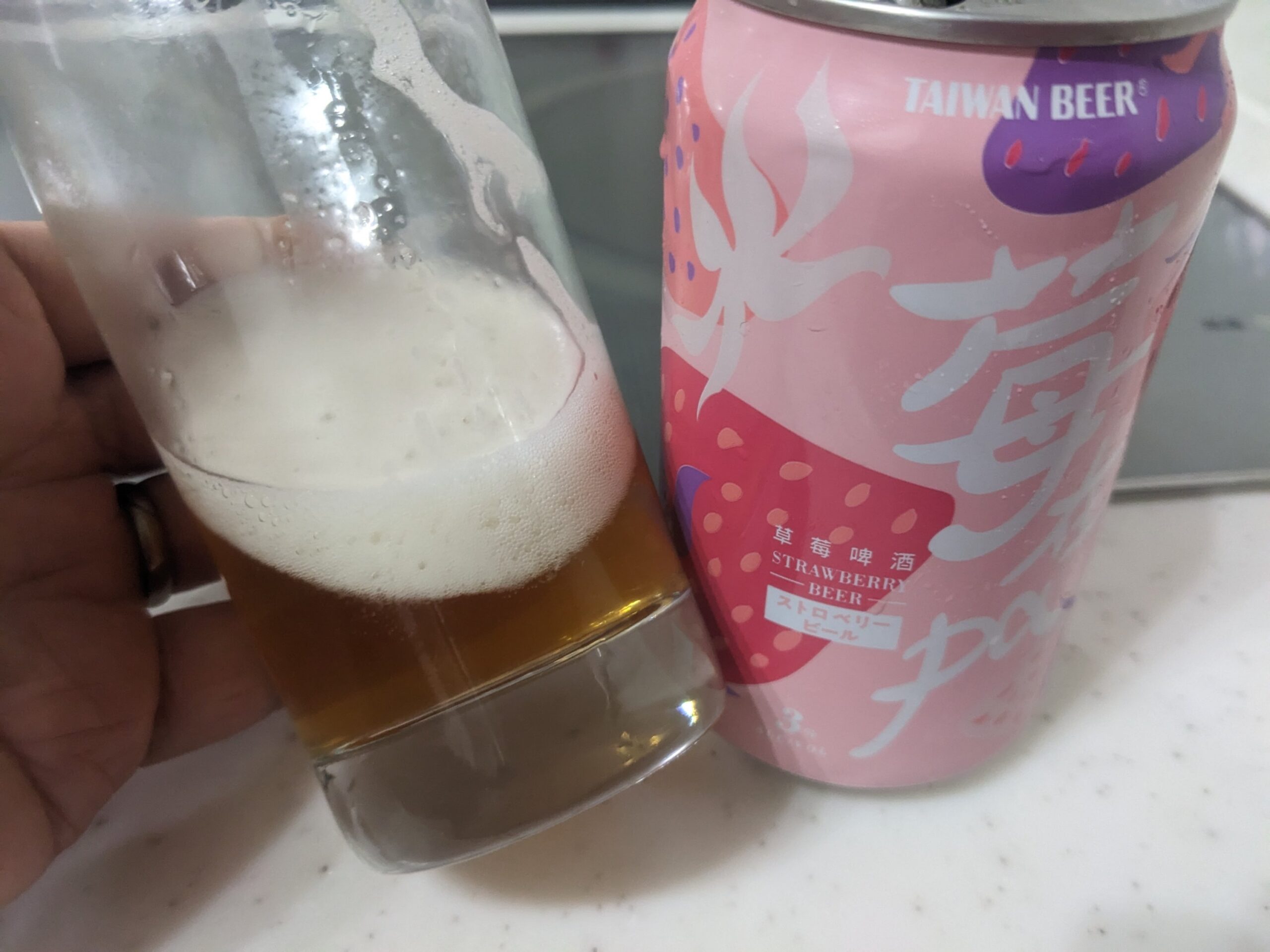 残り3割程のグラスに入った「台湾ストロベリービール（苺在pa）」
