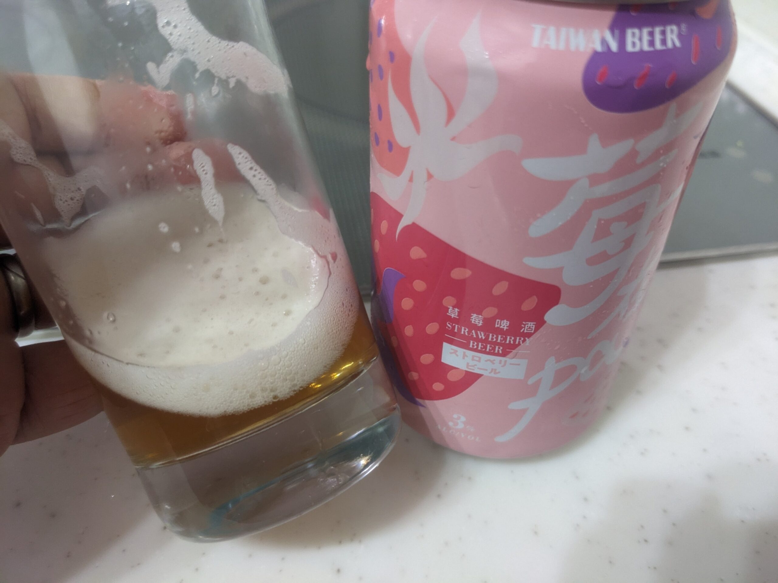 最後の一口程度のグラスに入った「台湾ストロベリービール（苺在pa）」