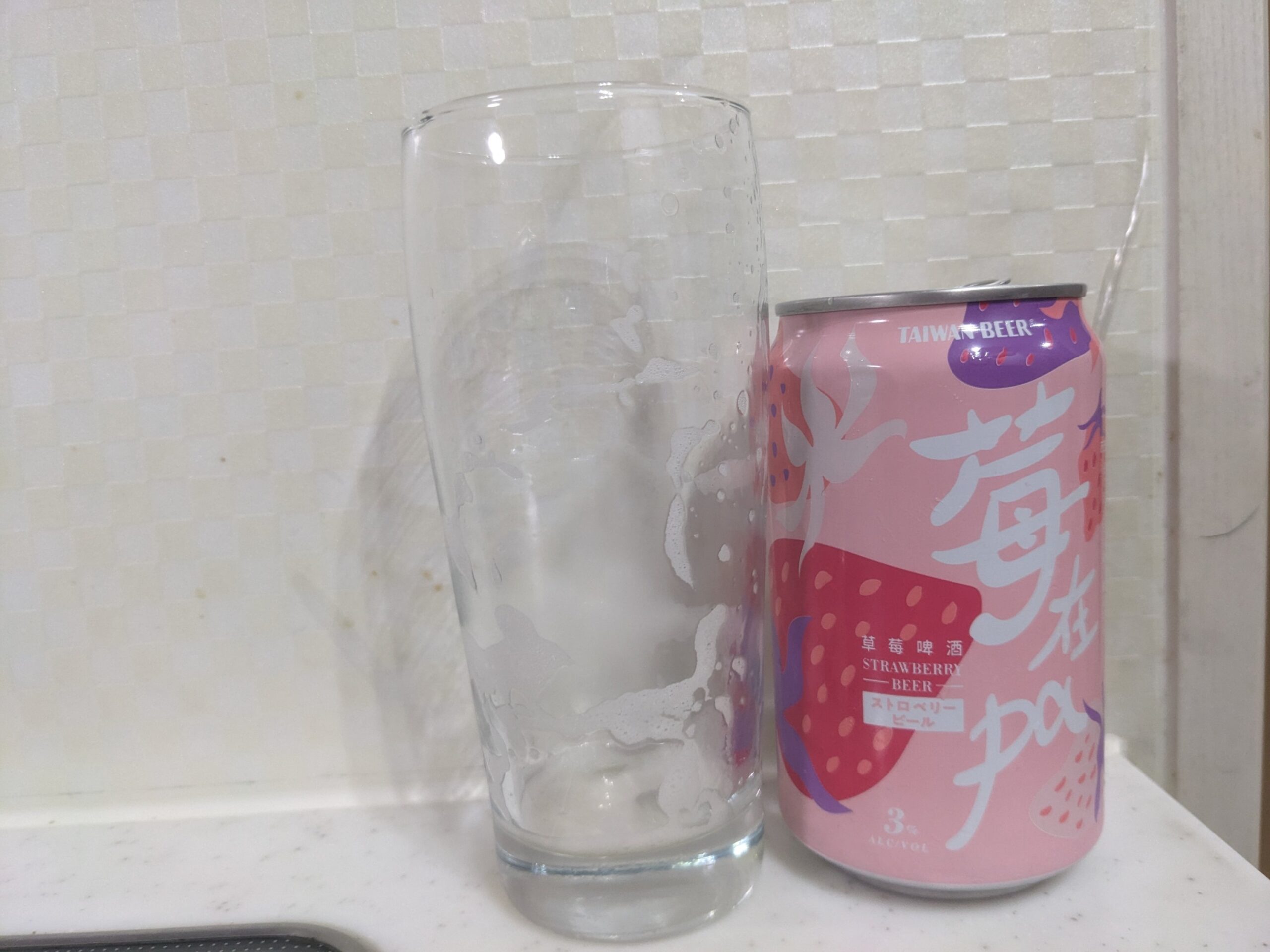 「台湾ストロベリービール（苺在pa）」を飲み終えたグラスとその空き缶